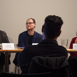 Nachwort der Dichter: Verse vom himmlischen Drucksatz | Poesie lesen von Oleg Jurjew am 26. November 2025 im[Cubus] mit Daniel Jurjew, Olga Marynova, Peter Waterhouse, Kathrin Schmidt und Richard Obermayr. Einf?hrung und Gespr?ch von Andreas Unterweg