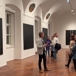 Führung mit Kurator Johannes Rauchenberger durch die Ausstellung 'Auslöschung' von Zlatko Kopljar