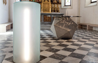 Heidrun Primas: Ambo, 2011, Stahl, Glas, Neon, Pfarrkirche Hl. Radegundis, St. Radegund