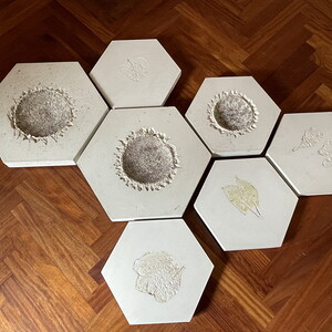 Wilhelm Scheruebl Betongarten, 2020  6 wabenf?rmige Betong?sse  Bodenarbeit, Gr??e variabel 