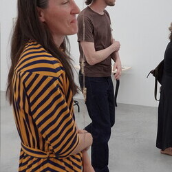                                 Er?ffnung der Sommer-Ausstellung im Spiegelgitterhaus Gleisdorf am 20. Juni 2025:  'round and round she goes  and where she stops nobody knows'Eine Ausstellung ?ber die ZEIT, kuratiert von zweintopf Mit Werken von M