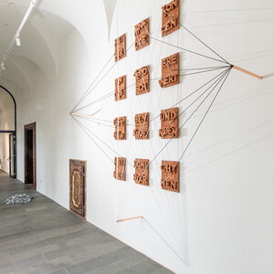 Zenita Komad, Keine Nation wird gegen eine andere das Schwert erheben, und sie werden den Krieg nicht mehr lernen! 2023, Installation, 12-teilig, je 41 x 31 cm,  Ausstellungsansicht: Zenita Komad: Nie wieder Krieg! KULTUMUSEUM Graz, 3.2.–26.5.2024, 