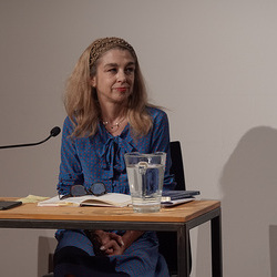 Doppelter Gast, am Fr., 24. April 2026 mit Ulrike Scheuermann, mit einer Einführung von Barbara Rauchenberger und einem Gespräch moderiert von Helwig Brunner