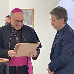 Eröffnung des Spiegelgitterhauses Gleisdorf (Sammlung Wolf) durch Bürgermeister Christoph Stark, Landeshauptmann Christopher Drexler und Diözesanbischof Wilhelm Krautwaschl.Laudatio: Walter Prügger,Einführung in die Ausstellung 'WENDEZEITEN/ZEITENW