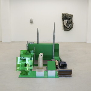 Michael Kienzer: „Melted into the surroundings Vol. 12“ 2023,  verschiedene Materialien, Courtesy des Künstlers  aus: Michael Kienzer & Anneliese Schrenk: 'Was tun Skulpturen ohne Aufsicht?', KULTUMUSEUM im Spiegelgitterhaus Gleisdorf, 22. Mai bis 31
