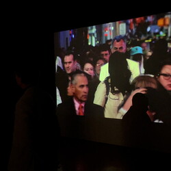 Zlatko Kopljar führte mit Kurator Johannes Rauchenberger durch die Ausstellung 'AUSLÖSCHUNG', 23.11.2024