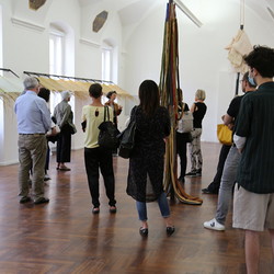 KURATORINNENFÜHRUNG, Juli 2021, Ausstellung EINATMEN-AUSATMEN. Foto: KULTUM