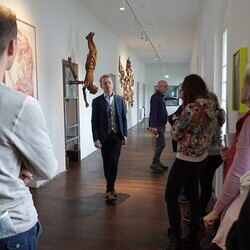 Führung mit Kurator Johannes Rauchenberger und Studierendenvertretungen der Theologiestudierenden aus Wien und Graz durch die Ausstellung 'Gott hat kein Museum' am Samstag, 22.11.2025