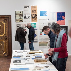 Im Bann (s)einer großen Erzählung: Josef Fink (1941–1999)Eröffnung im Minoritensaal, 28. Februar 2025Mit Johannes Rauchenberger, Elisabeth Koller (Kuratoren)Generalvika Erich Linhardt, Walter Prügger, Leiter des Ressorts 'Bildung, Kunst und Kultu