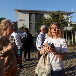                                 Er?ffnung der Sommer-Ausstellung im Spiegelgitterhaus Gleisdorf am 20. Juni 2025:  'round and round she goes  and where she stops nobody knows'Eine Ausstellung ?ber die ZEIT, kuratiert von zweintopf Mit Werken von M