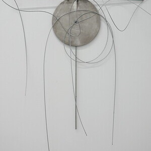 Michael Kienzer: Lose Dichte Vol, 21“, Stahl, Magnete   2025, Courtesy des Künstlers,   aus: Michael Kienzer & Anneliese Schrenk: 'Was tun Skulpturen ohne Aufsicht?', KULTUMUSEUM im Spiegelgitterhaus Gleisdorf, 22. Mai bis 31. August 2026 Kurator: J.