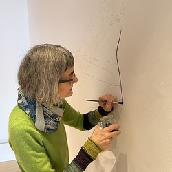 Aufbau der Ausstellung: 'SISTERS OF THE LABYRINTH' von Renate Kordon und Tamara Friebel, KULTUM Graz, 2.-23.März 2024  Foto: KULTUM/Johannes Rauchenberger