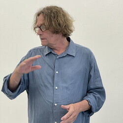 Künstler*innengespräch: Anneliese Schrenk und Michael Kienzer im Gespräch mit Kurator Johannes Rauchenberger in der Ausstellung: 'Was tun Skulpturen ohne Aufsicht?', 8.8.2026, Spiegelgitterhaus Gleisdorf, Hochsommer.art