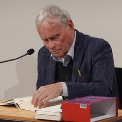Lesung am 8. Mai 2026 mit Peter Waterhouse aus seinem neuen Werk Z Ypsilon X, mit einleitenden Worten von Johannes Rauchenberger und Edith Draxl. Gespräch und Moderation Paul Jandl.