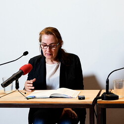 DER DOPPELTE GAST: Petra Ganglbauer und Auguste LaarUNUNTERBROCHEN (SCHWARZ) SEHENMittwoch, 10. Mai 2023, 19 UhrKULTUM [Im Cubus]EINF?HRUNG: Barbara RauchenbergerFoto: J.Rauchenberger/A. Babahmetovic