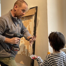 Aufbau der Ausstellung: Zenita Komad: NIE WIEDER KRIEG!KULTUM MUSEUM Graz, J?nner 2024Foto: KULTUM/Aufbauteam