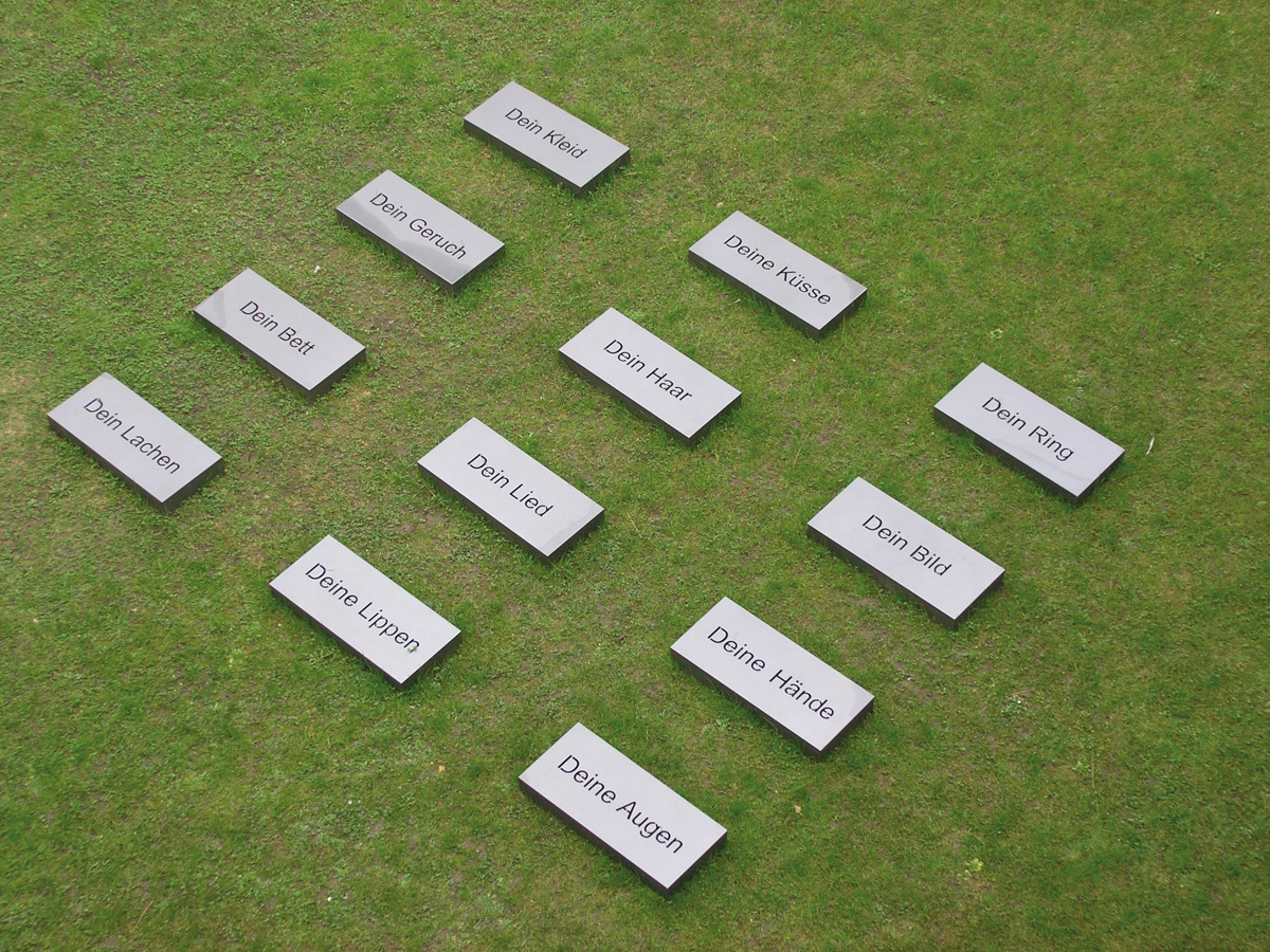Madeleine Dietz, 'Wo Du auch bist, dort will ich sein', Installation im Kreuzgang des Minoritenklosters, 1.3.-12.4.2006, im Rahmen des Aschermittwochprojekts 'Viele Menschen f¸rchten den Tod wie die Kinder den Wau-Wau'Foto: J. Rauchenberger