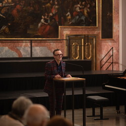 Im Bann (s)einer großen Erzählung: Josef Fink (1941–1999)Eröffnung im Minoritensaal, 28. Februar 2025Mit Johannes Rauchenberger, Elisabeth Koller (Kuratoren)Generalvika Erich Linhardt, Walter Prügger, Leiter des Ressorts 'Bildung, Kunst und Kultu