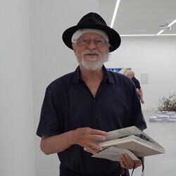                                 Er?ffnung der Sommer-Ausstellung im Spiegelgitterhaus Gleisdorf am 20. Juni 2025:  'round and round she goes  and where she stops nobody knows'Eine Ausstellung ?ber die ZEIT, kuratiert von zweintopf Mit Werken von M