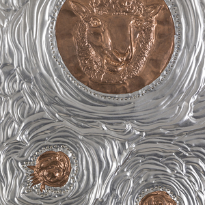 Henry Jesionka: Black holes, 2023, 1,5 m x 1,35 m x 20 cm, Acryl auf Leinwand, Aluminium, Kupfer, Kupferoxid, Blei, bearbeiteter Stahl und Oxid, Magnete, Eisenspäne, Nägel, Glasbausteine, Glas.