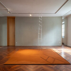 Maaria Wirkkala, * 1954 in Helsinki (FI), lebt in Espoo (FI), Beyond this Point, 2020/25, Glasleiter, Stahl, Tennenrot-Sand,KULTUMUSEUM Graz, aus: HIMMELSCHWER. Transformationen der Schwerkraft (2003) und Maaria Wirkkala: NUN MEHR – MEANTIME (2025