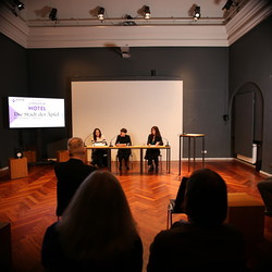 LITERATUR HOTEL: Luljeta Lleshanaku und Andrea Grill: DIE STADT DER ÄPFELKULTUM, 25. April 2022