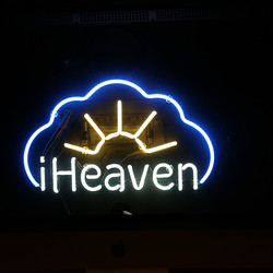 ninavale: iHeaven, 2020, Bildschirm, Neon. NINAVALE. Ausstellung. 'Paradise is temporarily closed. God' KULTUM Graz, 24. Oktober 2020 bis 12. Dezember 2020. Foto: KULTUM/Andrea Hopper