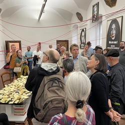 Lange Nacht der Kirchen 2024_'Nie wieder Krieg!'_Zenita Komad_Kuratorenführung. Foto: KULTUM