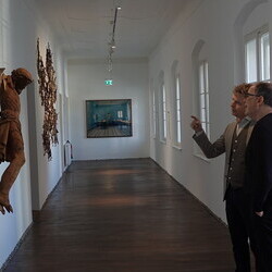                                 Kurator Johannes Rauchenberger mit Adrian Paci in der Ausstellung 'Gott hat kein Museum' am 19.3.2026