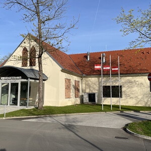 Außenansicht des fertiggestellten 'Spiegelgitterhaus Gleisdorf', das vom KULTUM aus betreut wird. 