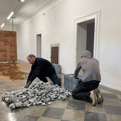 Aufbau der Ausstellung: Zenita Komad: NIE WIEDER KRIEG!KULTUM MUSEUM Graz, J?nner 2024Foto: KULTUM/Aufbauteam