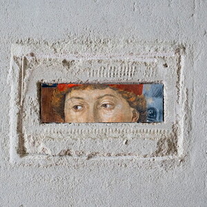 Maaria Wirkkala Permanent Collection, 2011, Postkarten in Lehmwand | Postcards in clay-wall, Courtesy of the artist and KULTUMUSEUM Graz, aus: Maaria Wirkkala: SHARING (2011)