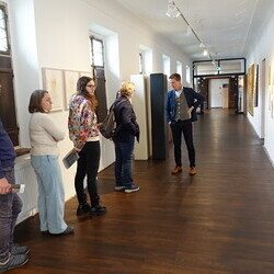 Führung mit Kurator Johannes Rauchenberger und Studierendenvertretungen der Theologiestudierenden aus Wien und Graz durch die Ausstellung 'Gott hat kein Museum' am Samstag, 22.11.2025