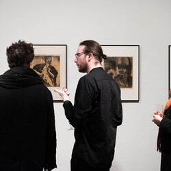 Im Bann (s)einer großen Erzählung: Josef Fink (1941–1999)Eröffnung im Minoritensaal, 28. Februar 2025Mit Johannes Rauchenberger, Elisabeth Koller (Kuratoren)Generalvika Erich Linhardt, Walter Prügger, Leiter des Ressorts 'Bildung, Kunst und Kultu