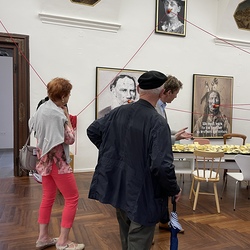 Lange Nacht der Kirchen 2024_'Nie wieder Krieg!'_Zenita Komad_Kuratorenführung. Foto: KULTUM