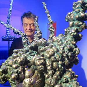 Henry Jesionka vor seinen Ausstellungsobjekten von 'FLEEING SHADOWS'Foto: M. Behr/SN