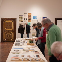 Im Bann (s)einer großen Erzählung: Josef Fink (1941–1999)Eröffnung im Minoritensaal, 28. Februar 2025Mit Johannes Rauchenberger, Elisabeth Koller (Kuratoren)Generalvika Erich Linhardt, Walter Prügger, Leiter des Ressorts 'Bildung, Kunst und Kultu