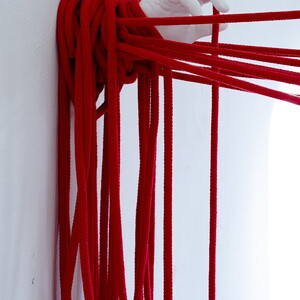 Zenita Komad,Friedensbüro und Friedenstisch, 2024, 20, Portraits, Seile, Gipsabdrücke, Bücher, Holz, Ausstellungsansicht: Zenita Komad: Nie wieder Krieg! KULTUMUSEUM Graz, 3.2.–26.5.2024, Kurator: Johannes Rauchenberger