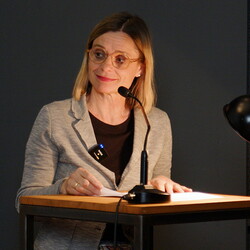 DER DOPPELTE GAST: Petra Ganglbauer und Auguste LaarUNUNTERBROCHEN (SCHWARZ) SEHENMittwoch, 10. Mai 2023, 19 UhrKULTUM [Im Cubus]EINF?HRUNG: Barbara RauchenbergerFoto: J.Rauchenberger/A. Babahmetovic