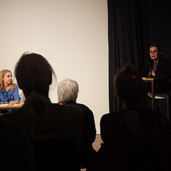 Doppelter Gast, am Fr., 24. April 2026 mit Ulrike Scheuermann, mit einer Einführung von Barbara Rauchenberger und einem Gespräch moderiert von Helwig Brunner