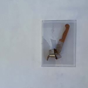 Zenita Komad, Transformation, 2022, Holz, Metall12 x 38 x 8 cm, Ausstellungsansicht: Zenita Komad: Nie wieder Krieg! KULTUMUSEUM Graz, 3.2.–26.5.2024, Kurator Johannes Rauchenberger