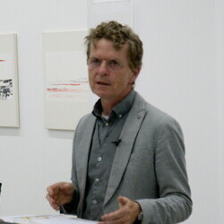 Gerhard Lojen (1935–2005) zum 20. Todestag: Eröffnung KULTUMUSEUM im Spiegelgitterhaus Gleisdorf, 17.10.2025. Kurator Johannes Rauchenberger führt in das Werk des Künstlers ein.