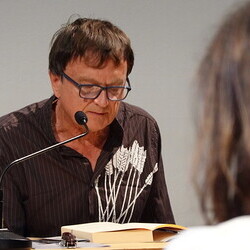                                 LITERATUR HOTEL: Vom Was und Wie. Die Essays von Franz Josef Czernin und Ferdinand Schmatz, KULTUM Literatur, 4. Juni 2025Lesungen und Gespr?ch. Begr??ung Paul PechmannModeration Ronald Pohl. Eine Kooperationsverans