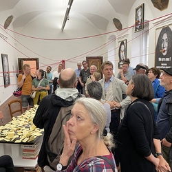 Lange Nacht der Kirchen 2024_'Nie wieder Krieg!'_Zenita Komad_Kuratorenführung. Foto: KULTUM