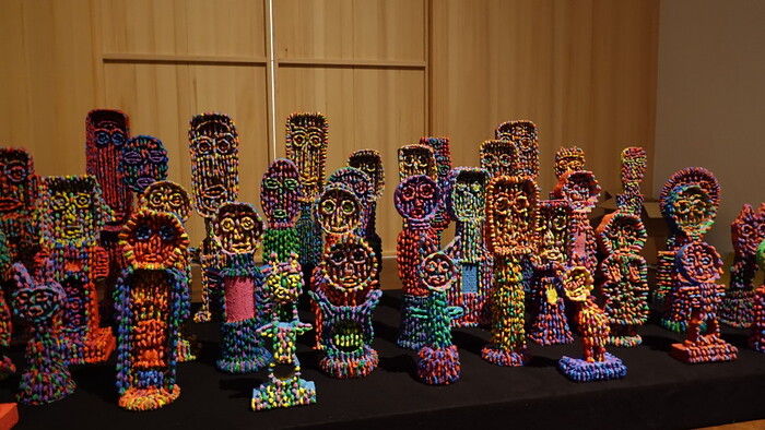 Alois Neuhold *1951 in Eggersdorf (AT), lebt in Baldau (AT), Abfall-Seelen einer Achtloswelt  ?Lautloser Aufstand farblichtgeballt ?Eine Anblick-Armee, ?J?ngstes Gericht?... 2020-2024 49 tlg., Abfallmaterial, Kart