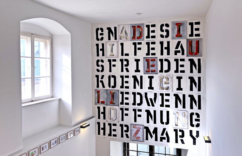 Michael Endlicher, HERZMARY, 2024, Wandinstallation, Sprühlack, 12 Buchstabenbilder (Sprühlack, Acryl/Lwd.), ca 370x327 cm,