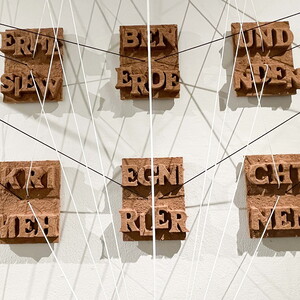 Zenita Komad, Keine Nation wird gegen eine andere das Schwert erheben, und sie werden den Krieg nicht mehr lernen! 2023, Installation, 12-teilig, je 41 x 31 cm,  Ausstellungsansicht: Zenita Komad: Nie wieder Krieg! KULTUMUSEUM Graz, 3.2.–26.5.2024, 