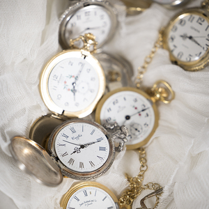 Henry Jesionka: Trinity –  ein Grabmal für J. Robert Oppenheimer, 2023, 2,7 m x  x 2,2 m  x 1,9 m, Acryl auf Leinwand, Aluminium, Kupfer, Blei, Bandagen, Taschenuhren, Blattgold auf Kunststoff (Krone), Beton, oxidierte Kupferpfennige, Duratran, Leuch