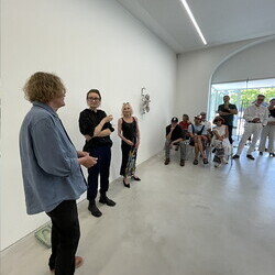 Künstler*innengespräch: Anneliese Schrenk und Michael Kienzer im Gespräch mit Kurator Johannes Rauchenberger in der Ausstellung: 'Was tun Skulpturen ohne Aufsicht?', 8.8.2026, Spiegelgitterhaus Gleisdorf, Hochsommer.art