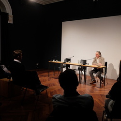 Mit einem Bein steht dieser Dichter in Argentinien, mit dem anderen erreicht er den Abend. Was Fedor Pellmann, der unter Supermarktjunkies, sp?ten Fischreihern und Ausfahrern in Buenos Aires abwartende Dichter aus M?nchen, in seinem Gedichtband ?Nur 